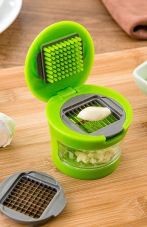 "2-in-1 Garlic Press & Slicer – Multifunctional Kitchen Tool for Chopping, Grinding & Juicing Garlic & Vegetables"